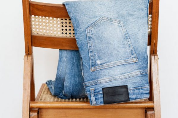 6 modi per abbinare un capo essenziale senza tempo: i jeans